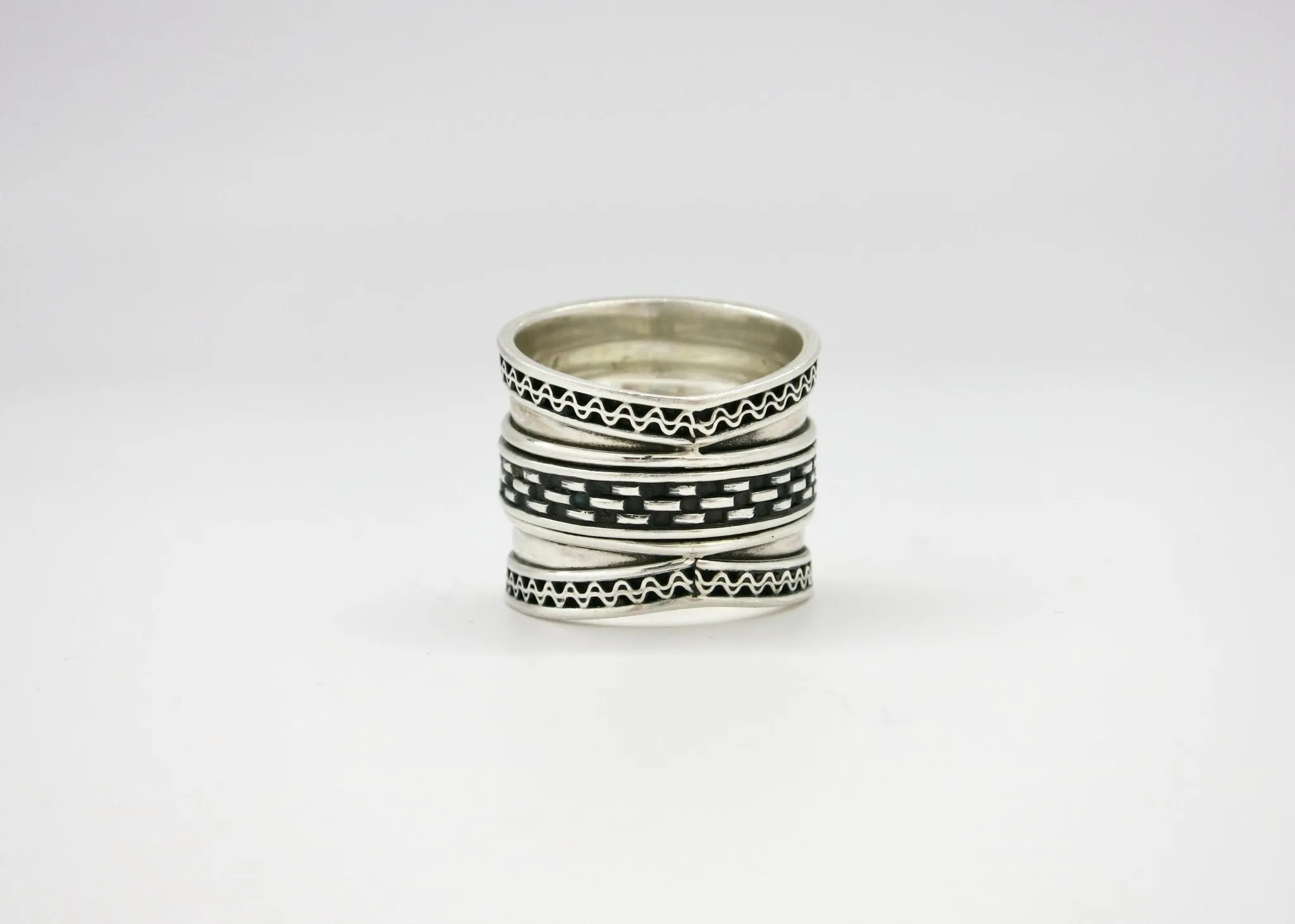 Beautifully detailed, cigar band ring