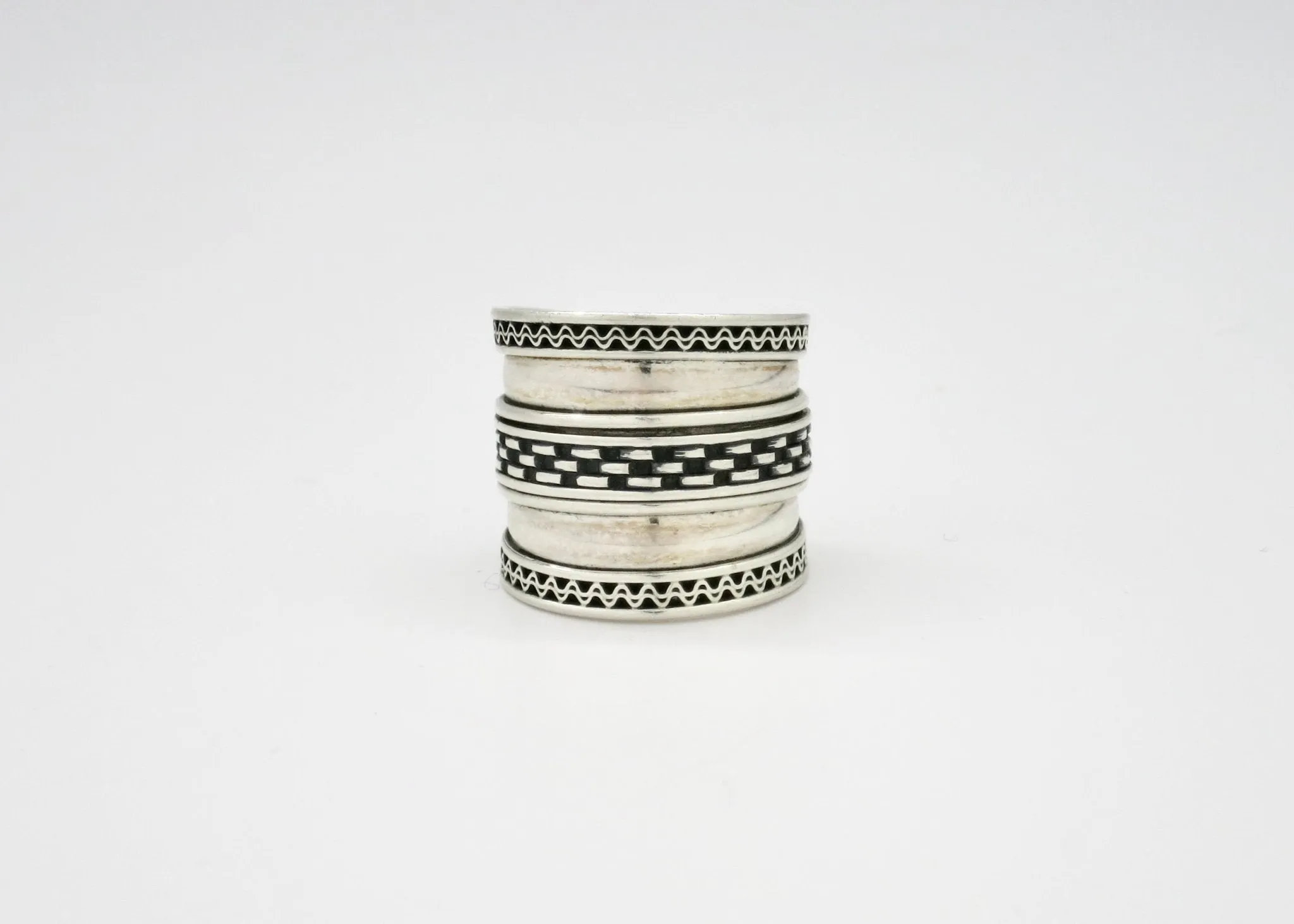 Beautifully detailed, cigar band ring