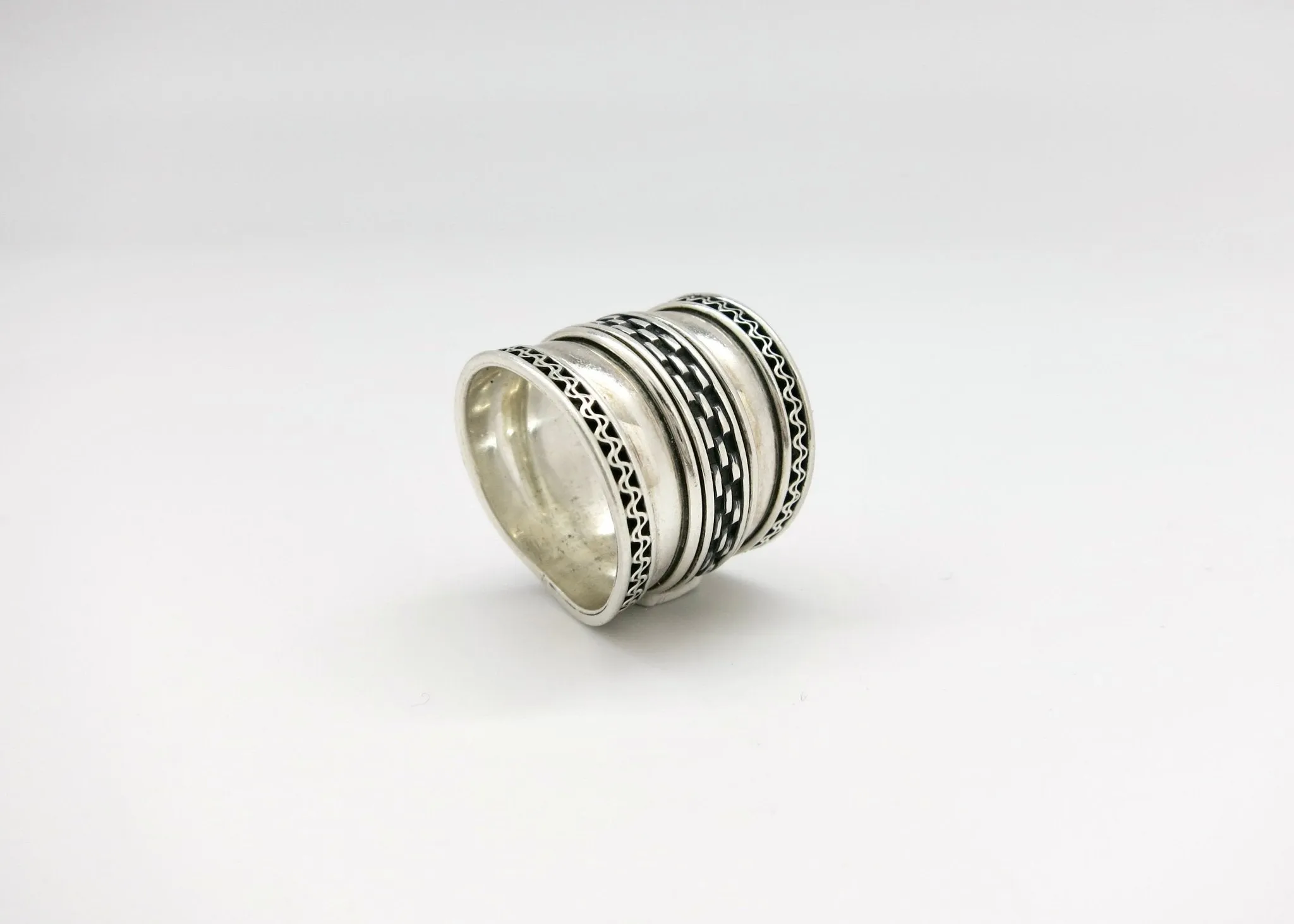Beautifully detailed, cigar band ring