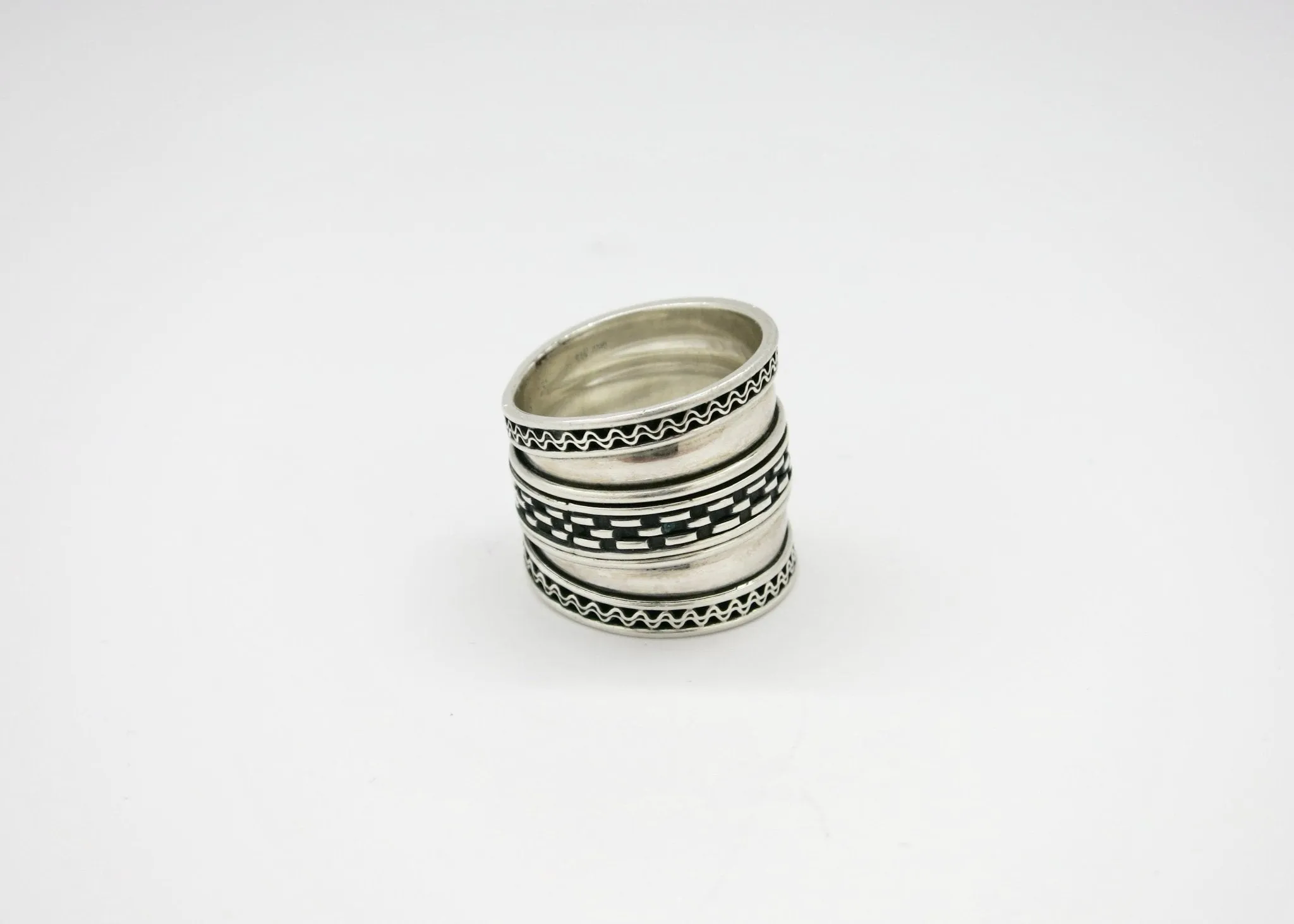 Beautifully detailed, cigar band ring