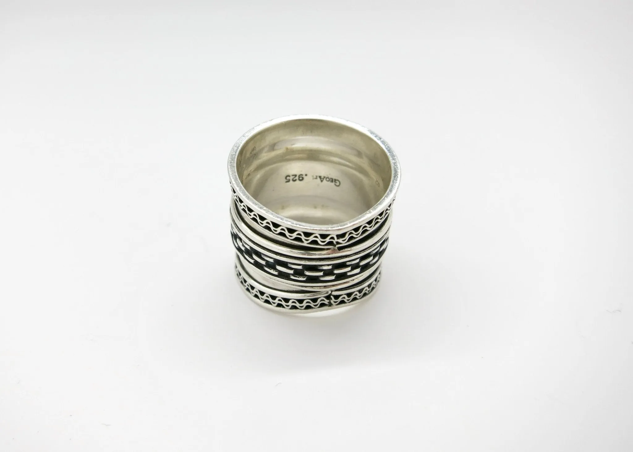 Beautifully detailed, cigar band ring
