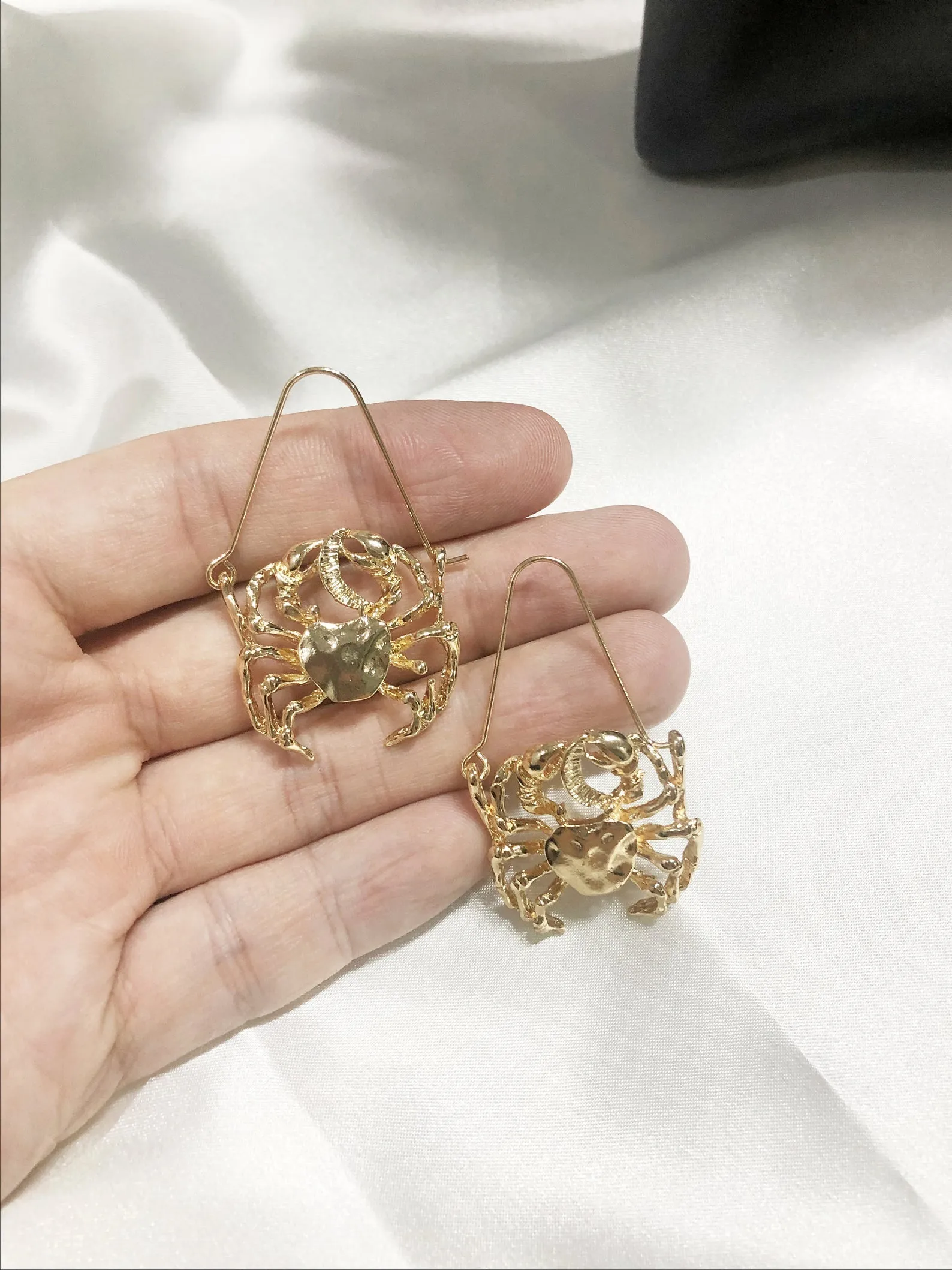 Cancer artistic earrings ( The crab)