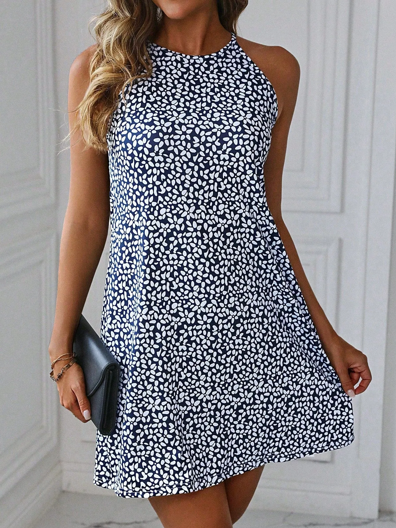 Cherry Vibes: Vestido de verano floral con cuello halter