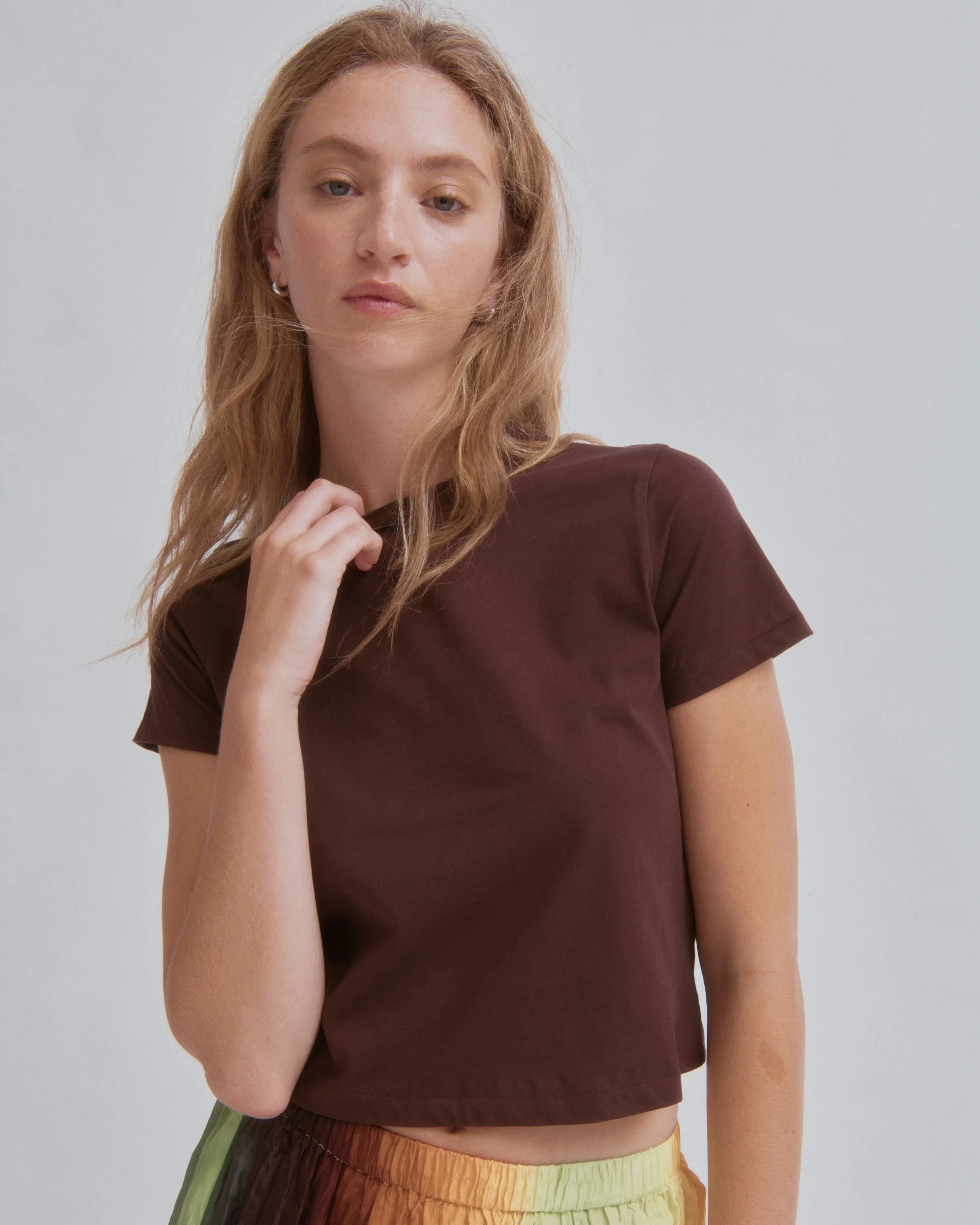 COMPACT TEE IN BROWN
