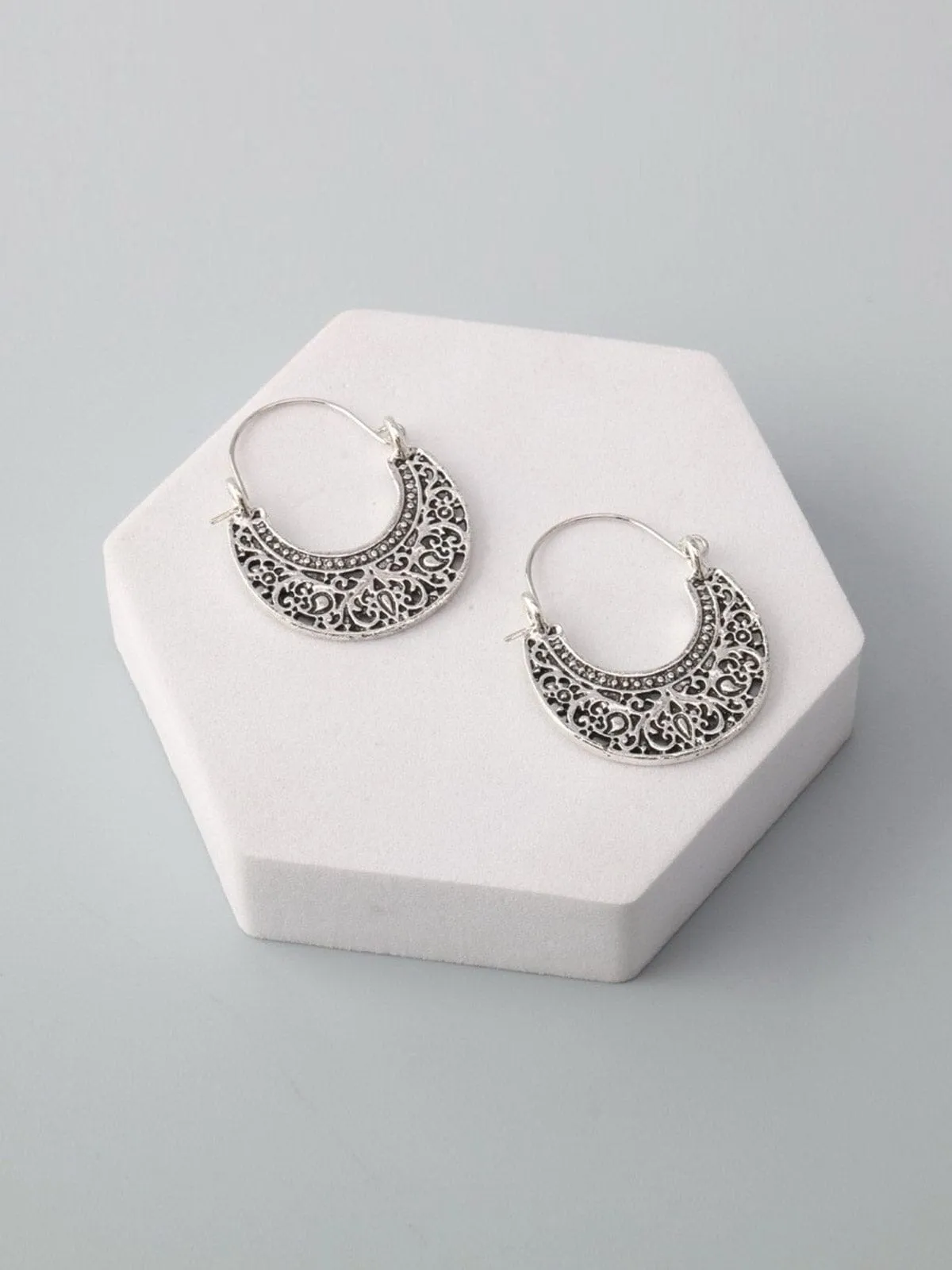 WOMEN'S SILVER DETAILED EARRINGS